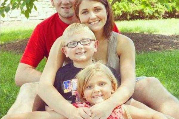 Фото американки с детьми на фоне умершего мужа вызвало волну возмущения и негодования Фото американки с детьми на фоне умершего мужа вызвало волну возмущения и негодования