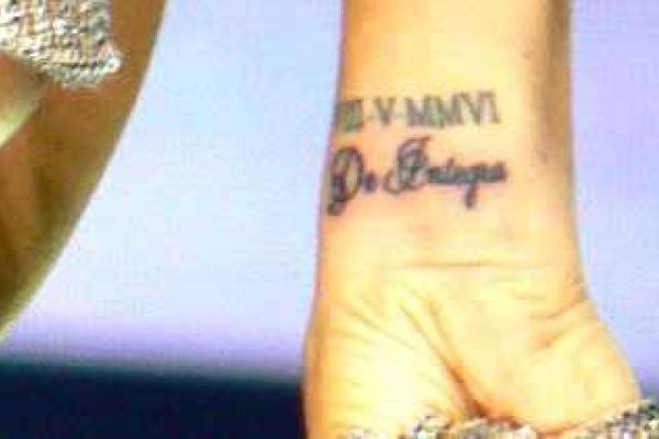 Виктория Бекхэм сводит тату, чтобы выглядеть солидной бизнес вумен Виктория Бекхэм сводит тату, чтобы выглядеть солидной бизнес вумен