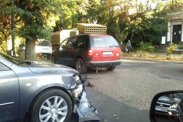 На одной из улиц Симферополя легковой автомобиль "поцеловал" российский "Град"