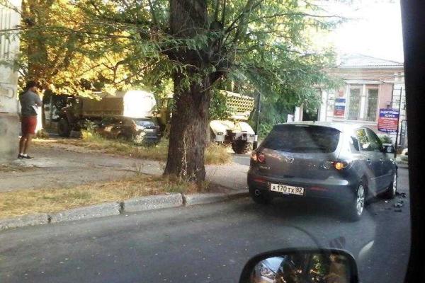 На одной из улиц Симферополя легковой автомобиль "поцеловал" российский "Град"