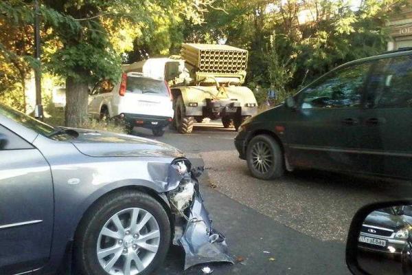На одной из улиц Симферополя легковой автомобиль "поцеловал" российский "Град"