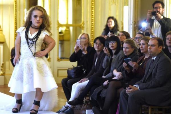 На Неделе моды в Париже на подиум вышли модели-карлики