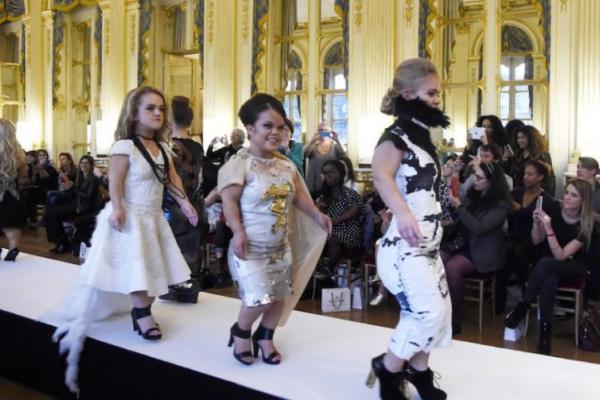 На Неделе моды в Париже на подиум вышли модели-карлики