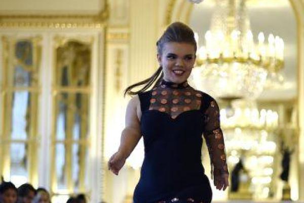 На Неделе моды в Париже на подиум вышли модели-карлики