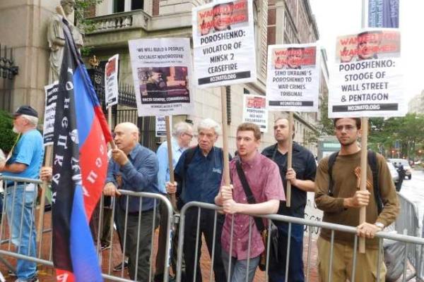 В США на антиукраинском митинге развевались флаги "ДНР" и "Новороссии". Видео В США на антиукраинском митинге развевались флаги "ДНР" и "Новороссии". Видео