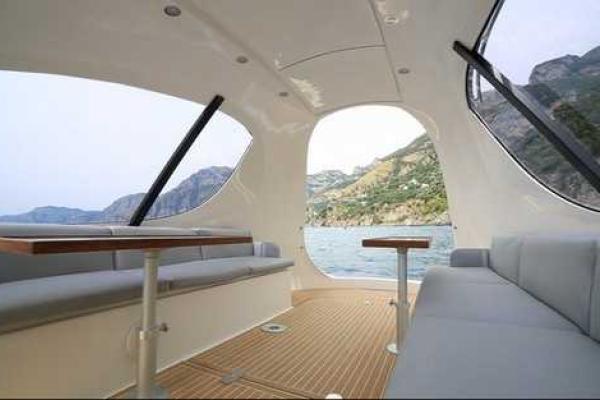 Итальянская дизайнерская студия анонсировала выпуск серийной версии мини-яхты, напоминающей космический корабль