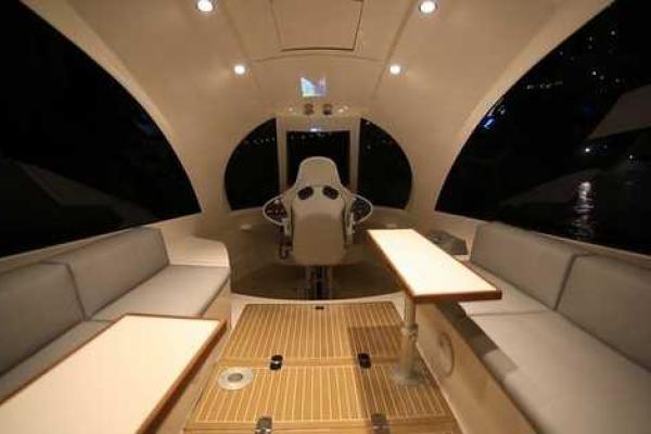 Итальянская дизайнерская студия анонсировала выпуск серийной версии мини-яхты, напоминающей космический корабль