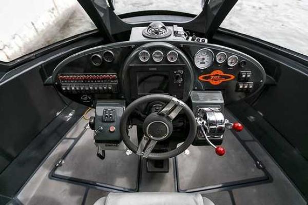 Итальянская дизайнерская студия анонсировала выпуск серийной версии мини-яхты, напоминающей космический корабль