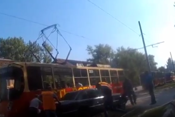 Лихие боевики на БТР с пиратским флагом заблокировали движение в Донецке Лихие боевики на БТР с пиратским флагом заблокировали движение в Донецке