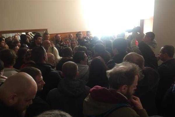 В Ужгороде возле ОГА митингует народ: требуют отставки Москаля и перевыборов в городе
