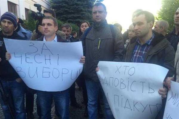 В Ужгороде возле ОГА митингует народ: требуют отставки Москаля и перевыборов в городе