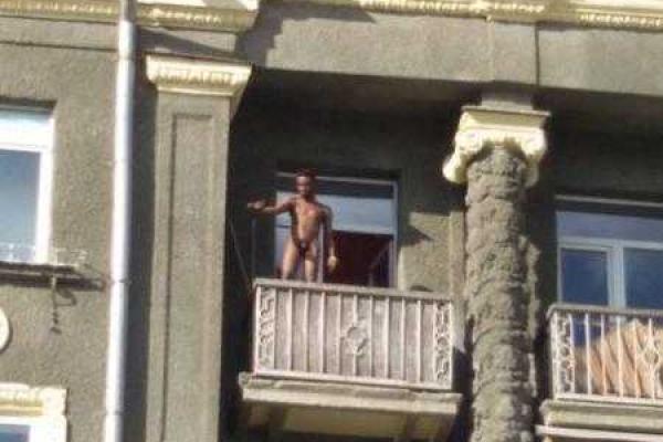 Обнаженный афроамериканец устроил "шоу" на балконе харьковского дома. Видео