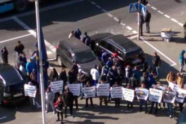 В столице представительства Евросоюза пикетировали молодые люди в спортивных костюмах В столице представительства Евросоюза пикетировали молодые люди в спортивных костюмах