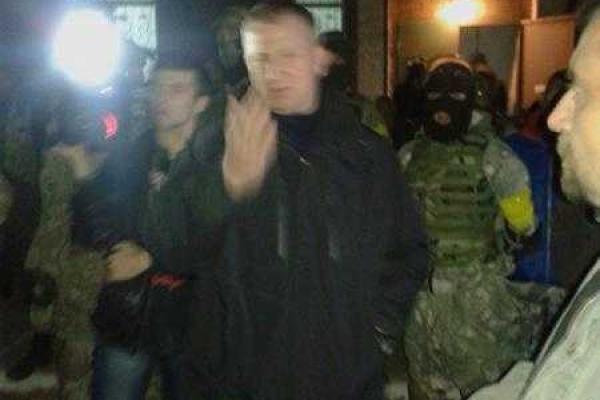 К мариупольским активистам, штурмующим типографию, присоединились бойцы ДУК "ПС"
