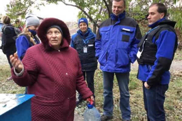 Боевики пропустили наблюдателей ОБСЕ в Дебальцево Боевики пропустили наблюдателей ОБСЕ в Дебальцево