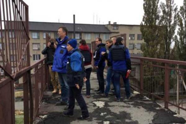 Боевики пропустили наблюдателей ОБСЕ в Дебальцево Боевики пропустили наблюдателей ОБСЕ в Дебальцево