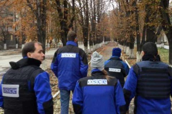 Боевики пропустили наблюдателей ОБСЕ в Дебальцево Боевики пропустили наблюдателей ОБСЕ в Дебальцево