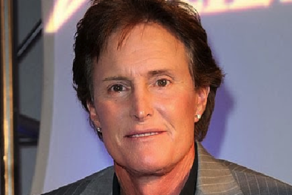 Ким Кардашьян поздравляет отчима с титулом "Женщина года"