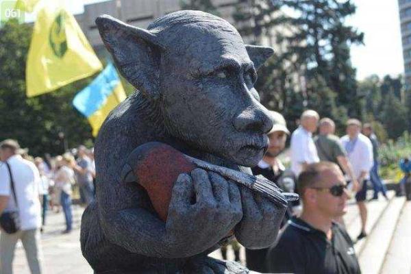 В Запорожье возвели памятник Сергею Лаврову В Запорожье возвели памятник Сергею Лаврову
