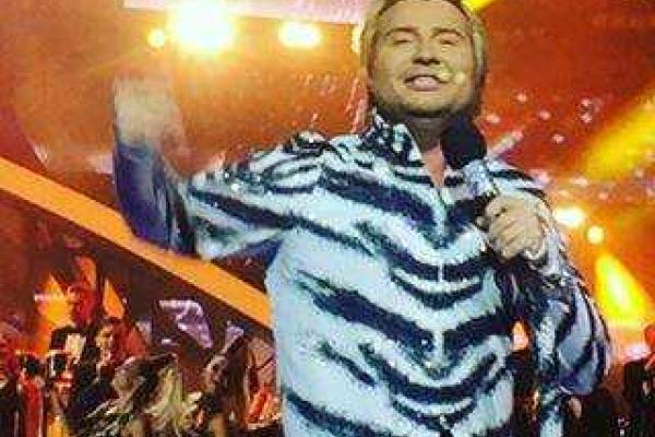 Золотой голос России появился на сцене "Новой волны" в умопомрачительном костюме Золотой голос России появился на сцене "Новой волны" в умопомрачительном костюме