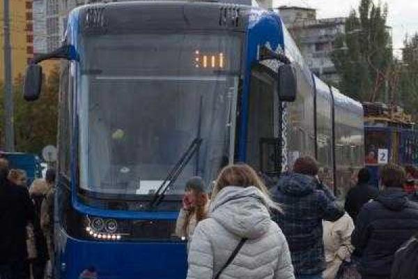 Мэр Киева презентовал горожанам современный трамвай 4-го поколения польской компании Pesa Мэр Киева презентовал горожанам современный трамвай 4-го поколения польской компании Pesa