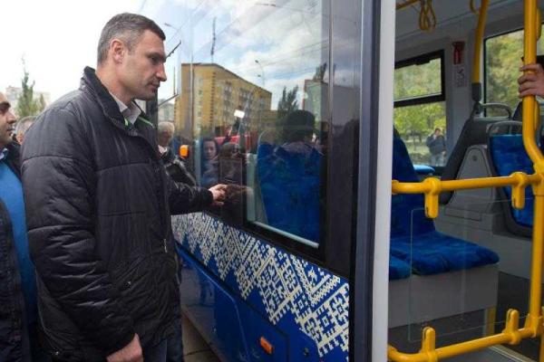 Мэр Киева презентовал горожанам современный трамвай 4-го поколения польской компании Pesa Мэр Киева презентовал горожанам современный трамвай 4-го поколения польской компании Pesa