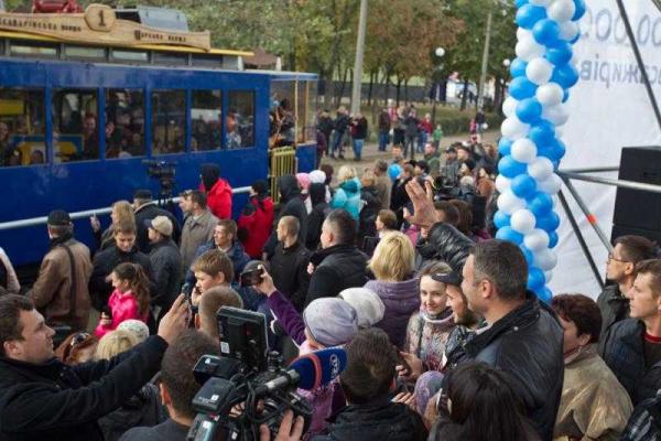 Мэр Киева презентовал горожанам современный трамвай 4-го поколения польской компании Pesa Мэр Киева презентовал горожанам современный трамвай 4-го поколения польской компании Pesa