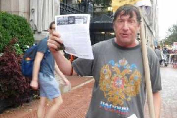 В США на антиукраинском митинге развевались флаги "ДНР" и "Новороссии". Видео В США на антиукраинском митинге развевались флаги "ДНР" и "Новороссии". Видео