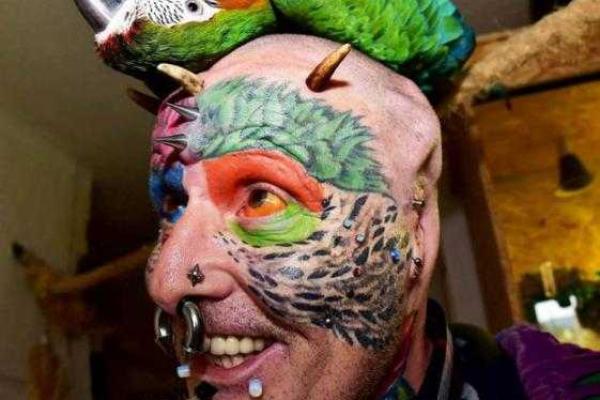 Красота - страшная сила: британец удалил себе уши, чтоб стать похожим на попугая 