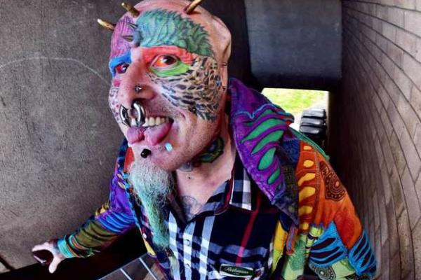 Красота - страшная сила: британец удалил себе уши, чтоб стать похожим на попугая 