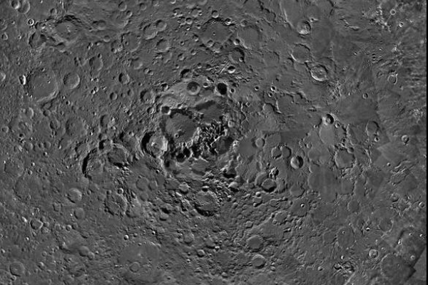 Ученых озадачили новые фото северного полюса Луны 