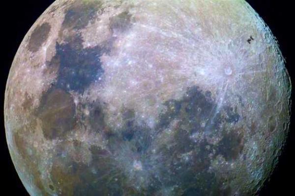 Ученых озадачили новые фото северного полюса Луны 