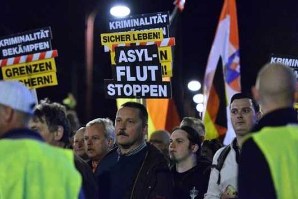 Жители Германии выходят на акции протеста, требуя отставки Меркель Жители Германии выходят на акции протеста, требуя отставки Меркель