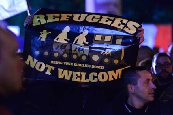 Жители Германии выходят на акции протеста, требуя отставки Меркель Жители Германии выходят на акции протеста, требуя отставки Меркель