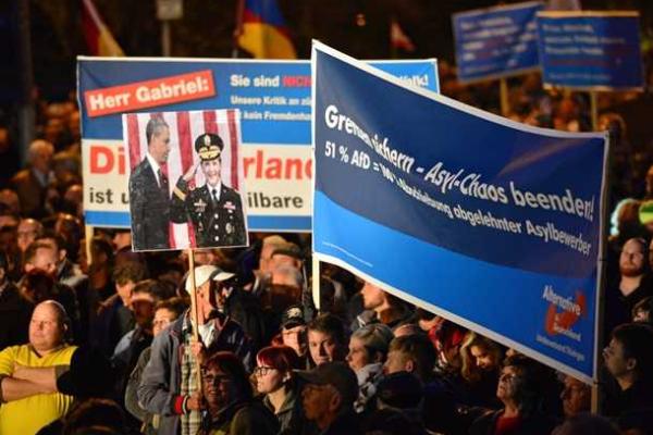 Жители Германии выходят на акции протеста, требуя отставки Меркель Жители Германии выходят на акции протеста, требуя отставки Меркель