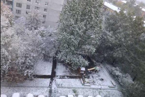 Осенний сюрприз для москвичей: город засыпало снегом Осенний сюрприз для москвичей: город засыпало снегом