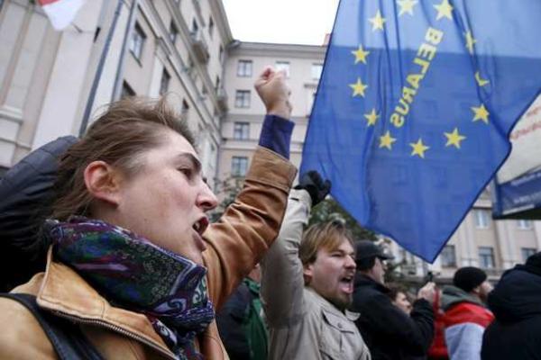 Белорусская оппозиция вывела на улицы Минска людей на массовые акции против Лукашенко