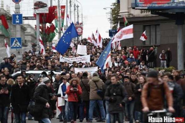 Белорусская оппозиция вывела на улицы Минска людей на массовые акции против Лукашенко
