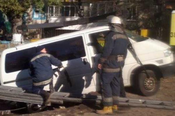 В киевском дворе микроавтобус рухнул под землю В киевском дворе микроавтобус рухнул под землю
