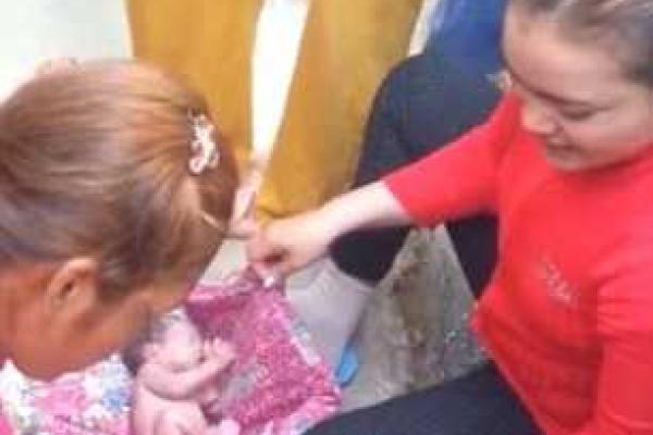 Шокирующая находка на обочине дороги: на Филиппинах в мусорном пакете нашли живого ребенка с пуповиной 