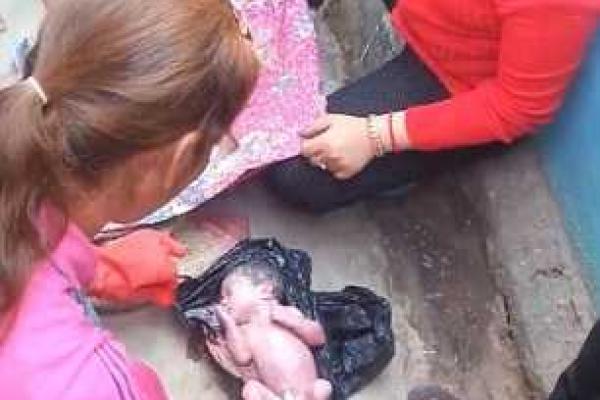 Шокирующая находка на обочине дороги: на Филиппинах в мусорном пакете нашли живого ребенка с пуповиной 