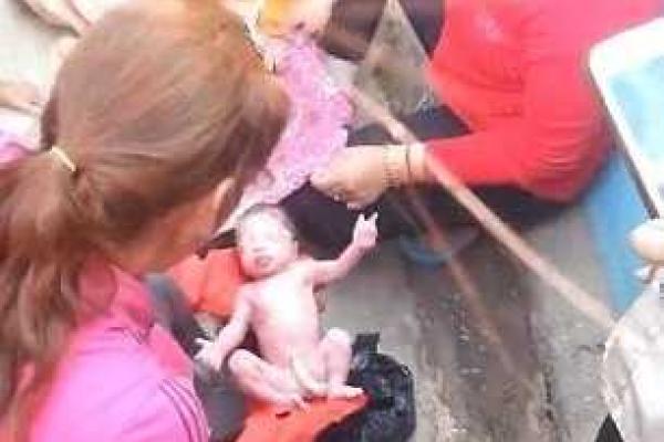 Шокирующая находка на обочине дороги: на Филиппинах в мусорном пакете нашли живого ребенка с пуповиной 