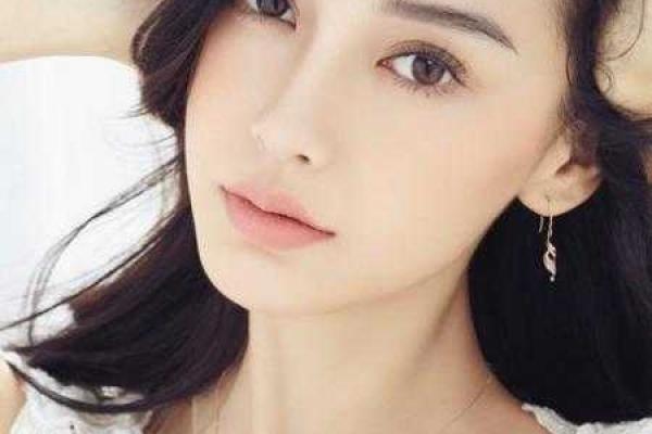 Китайская актриса судится с пластическими хирургами, доказывая естественную красоту своего лица