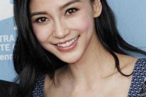 Китайская актриса судится с пластическими хирургами, доказывая естественную красоту своего лица