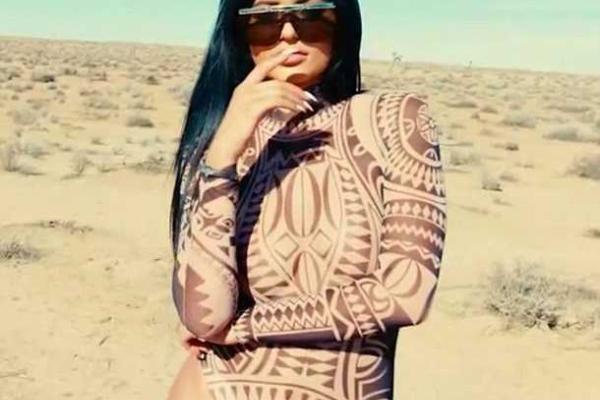 Сексуальные сестрички Ким Кардашьян приняли участие в пикантных фотосессиях