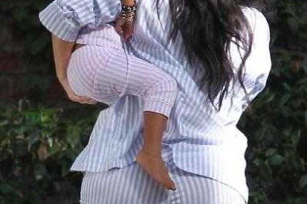 Беременная Ким Кардашян устроила "пижамную" вечеринку