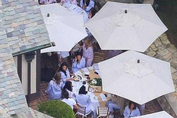 Беременная Ким Кардашян устроила "пижамную" вечеринку