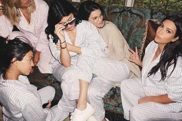 Беременная Ким Кардашян устроила "пижамную" вечеринку