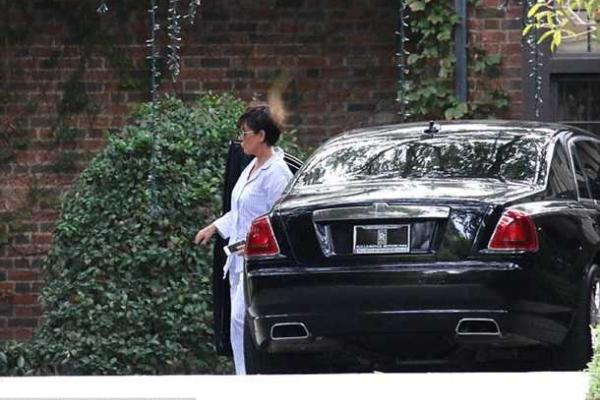 Беременная Ким Кардашян устроила "пижамную" вечеринку