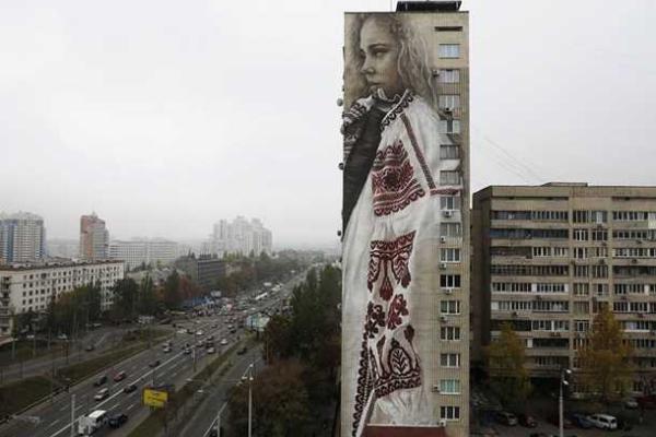 Австралийский художник подарил Киеву огромное граффити на стене многоэтажки Австралийский художник подарил Киеву огромное граффити на стене многоэтажки